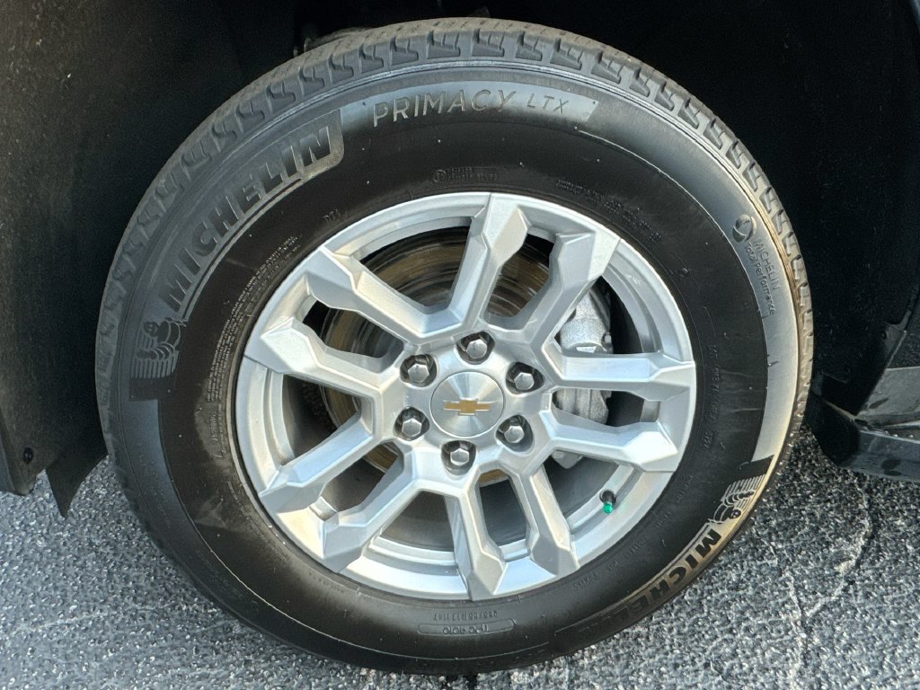 Used 2025 Chevrolet Suburban LS RWD image 12