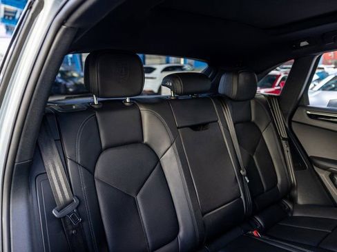Certified 2025 Porsche Macan image 38
