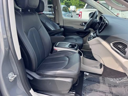 Used 2023 Chrysler Pacifica Touring-L FWD image 22
