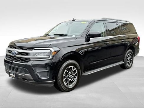 Used 2023 Ford Expedition Max XLT image 3