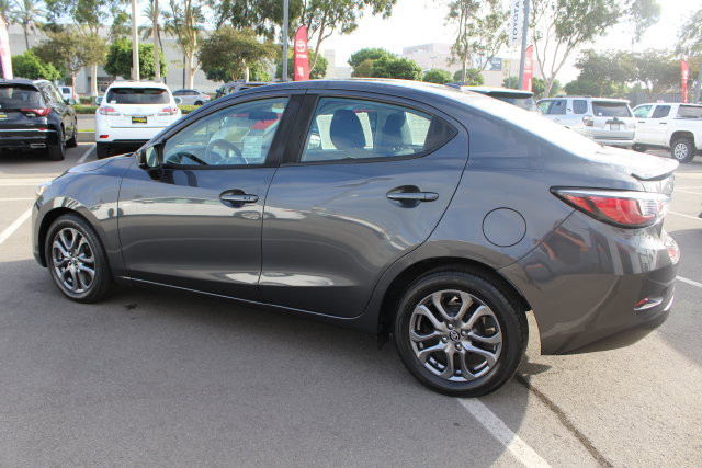 Used 2019 Toyota Yaris LE FWD image 7