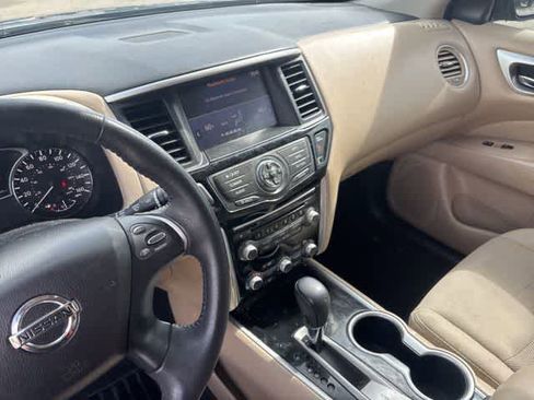 Used 2018 Nissan Pathfinder SV image 19