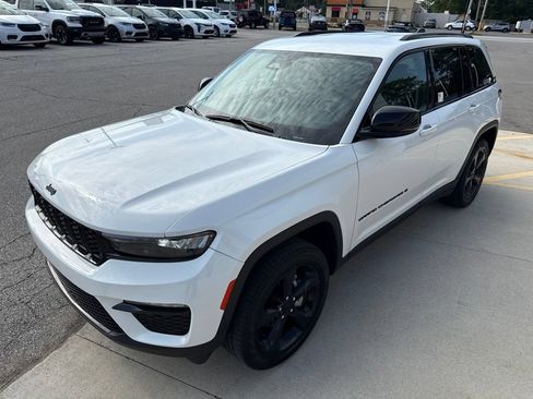 Used 2023 Jeep Grand Cherokee Limited w/ Black Appearance Package AWD/4WD image 10