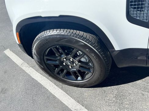 Used 2023 Land Rover Defender 130 X-Dynamic SE image 15