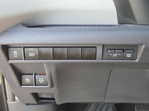 Used 2024 Toyota Sienna Limited FWD image 23
