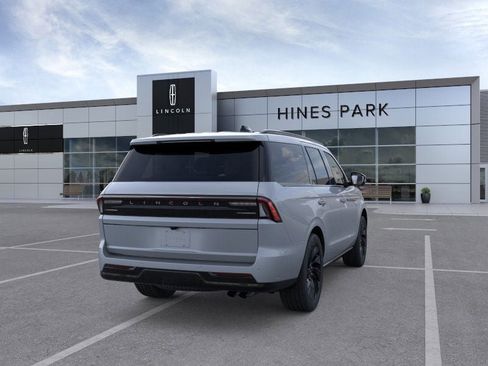 New 2026 Lincoln Navigator Reserve w/ Jet Appearance Package image 8