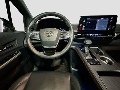 Used 2022 Toyota Sienna XSE image 35