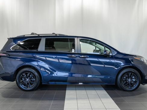 Used 2025 Toyota Sienna XLE FWD image 3