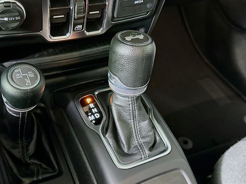Used 2024 Jeep Wrangler Unlimited Sahara AWD/4WD image 23