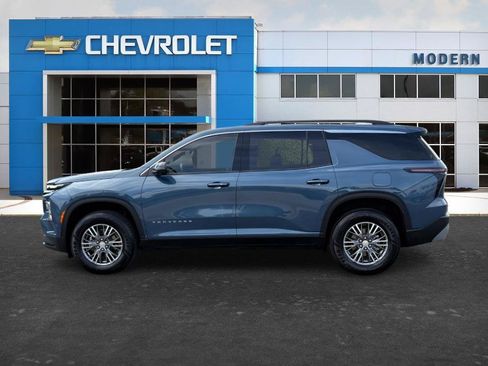 Used 2025 Chevrolet Traverse LT w/ Driver Confidence Package FWD image 2