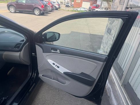 Used 2013 Hyundai Accent GLS FWD image 17