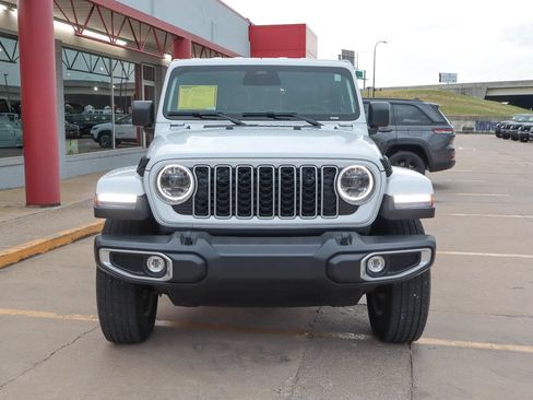 Used 2026 Jeep Wrangler Unlimited Sahara AWD/4WD image 3