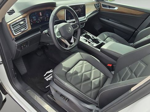 Used 2025 Volkswagen Atlas SE image 16