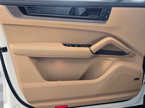 Certified 2025 Porsche Cayenne E-Hybrid Coupe AWD/4WD image 27