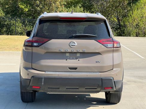 Used 2024 Nissan Rogue SV w/ SV Premium Package FWD image 4