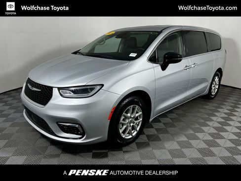 Used 2024 Chrysler Pacifica Touring-L image 1