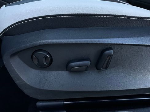 Used 2025 Volkswagen Taos SE image 11