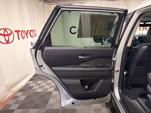 Used 2025 Nissan Pathfinder SL AWD/4WD image 16