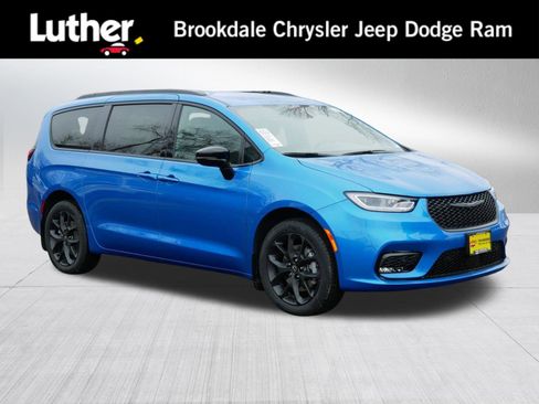 New 2026 Chrysler Pacifica Select w/ S Appearance Package AWD/4WD image 1