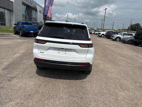 Used 2023 Jeep Grand Cherokee Altitude AWD/4WD image 17
