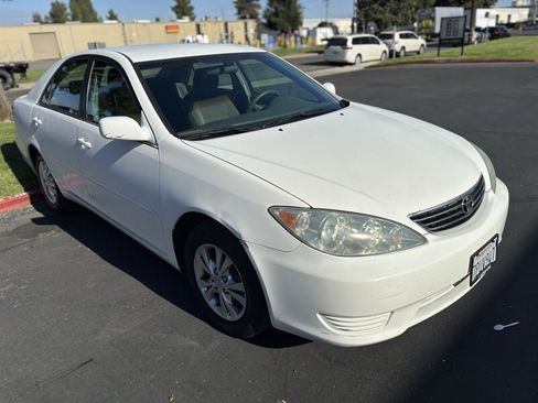 Used 2005 Toyota Camry LE FWD image 3
