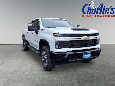 Used 2024 Chevrolet Silverado 2500 Custom w/ Custom Value Package image 3