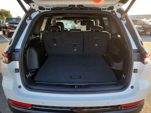 New 2025 Jeep Grand Cherokee Altitude image 8