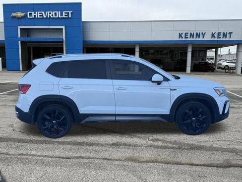 Used 2022 Volkswagen Taos SE FWD image 3