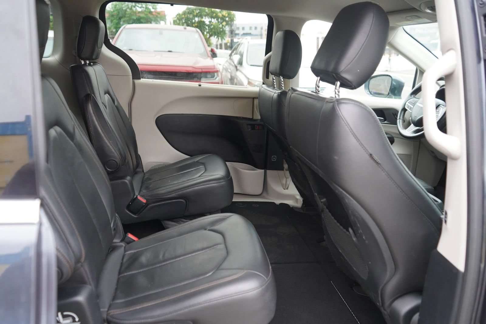 Used 2020 Chrysler Pacifica Touring-L FWD image 19