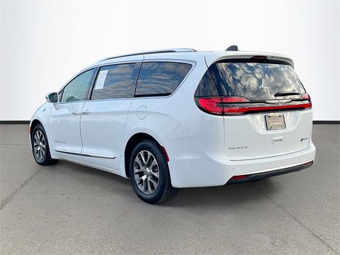 Certified 2024 Chrysler Pacifica Pinnacle image 5