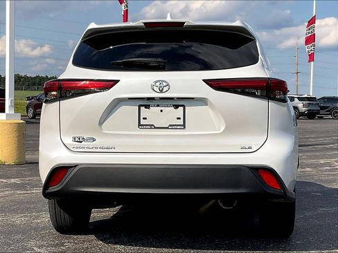 Used 2023 Toyota Highlander XLE FWD image 3