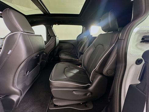 Used 2025 Chrysler Pacifica Premium FWD image 28