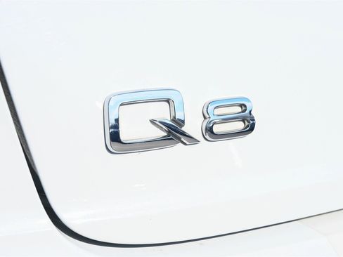 Used 2023 Audi Q8 Premium image 18