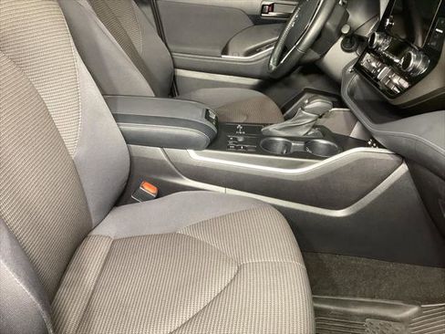 Certified 2023 Toyota Highlander LE image 3