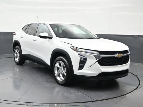 Used 2024 Chevrolet Trax LS w/ LS Convenience Package FWD image 8