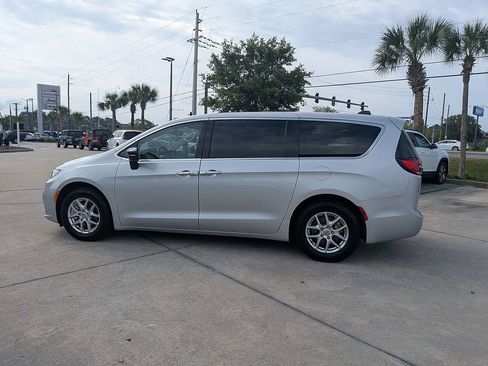 Used 2024 Chrysler Pacifica Touring-L FWD image 6