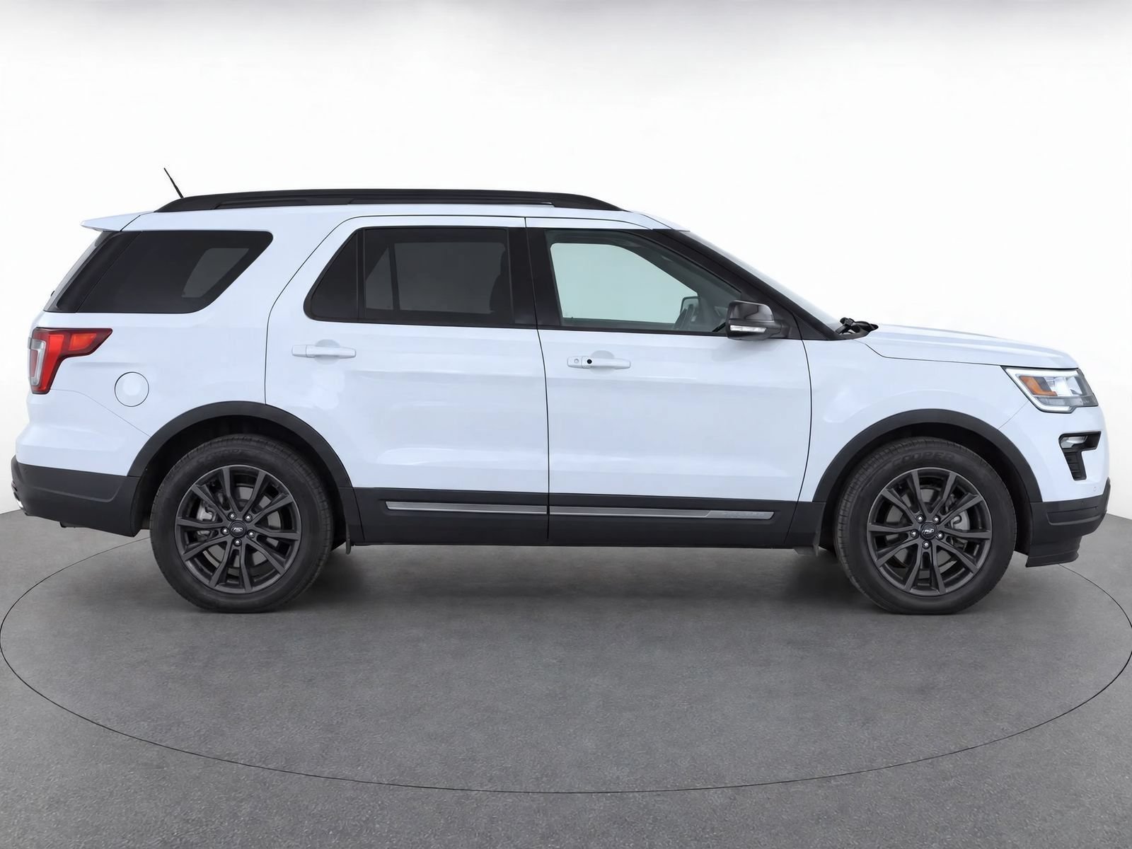 Used 2018 Ford Explorer XLT w/ Equipment Group 202A FWD image 4