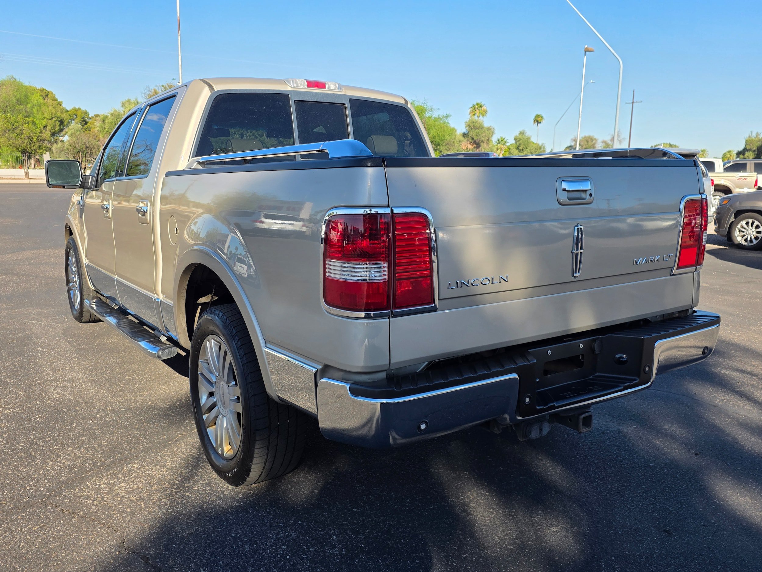Used 2008 Lincoln Mark LT 2WD image 3