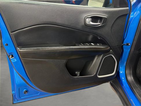 Used 2019 Jeep Compass Latitude w/ Cold Weather Group FWD image 32