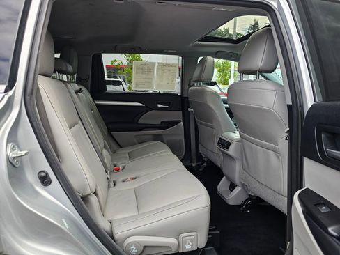 Used 2018 Toyota Highlander XLE AWD/4WD image 13