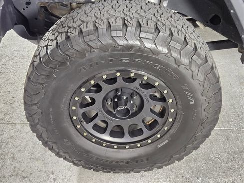 Used 2019 Jeep Wrangler Unlimited Sahara image 11