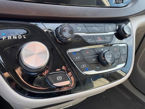 Used 2018 Chrysler Pacifica Touring-L image 18