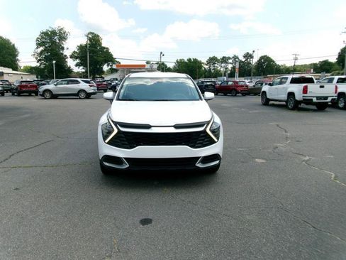 Used 2025 Kia Sportage LX FWD image 3