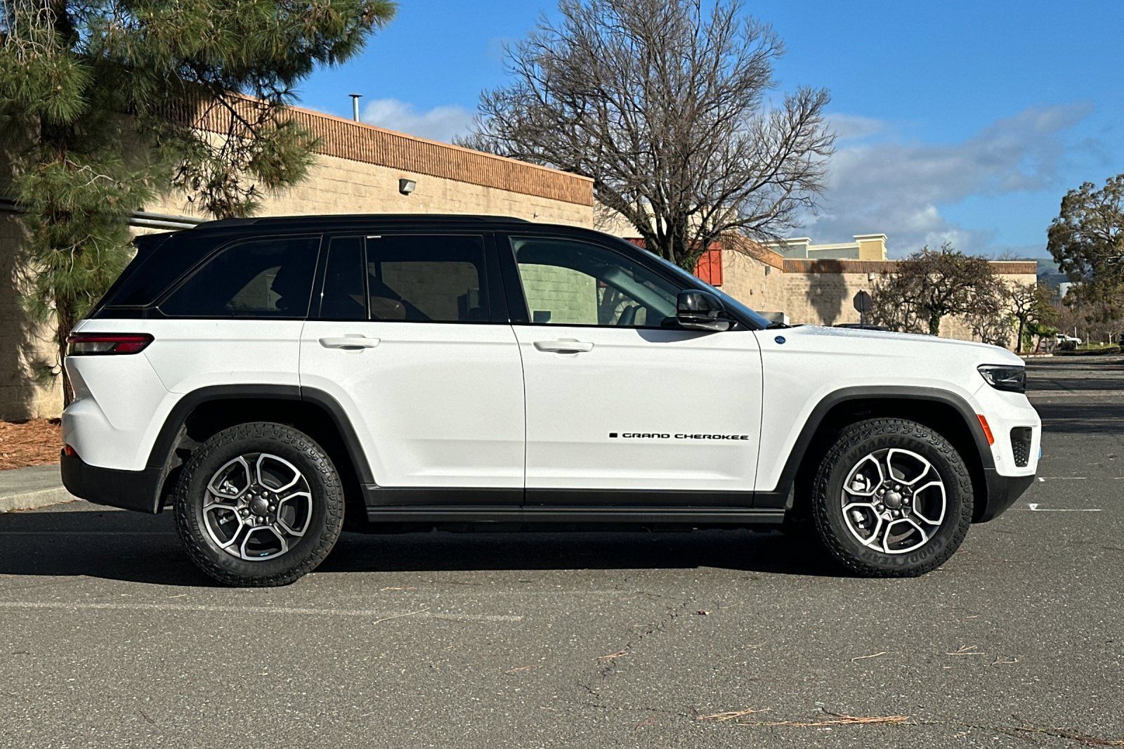 New 2023 Jeep Grand Cherokee Trailhawk w/ Advanced Protech Group II AWD/4WD image 2