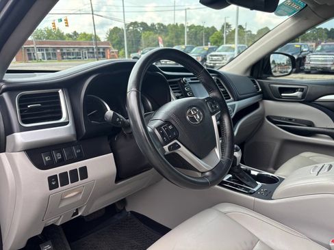 Used 2018 Toyota Highlander XLE FWD image 11