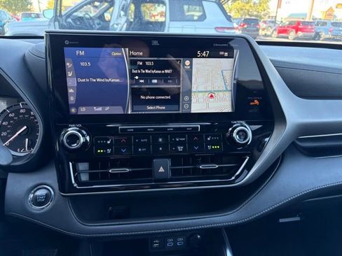 Used 2022 Toyota Highlander Limited image 14