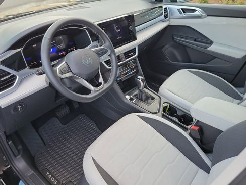 Certified 2025 Volkswagen Taos SE w/ Panoramic Sunroof Package image 34