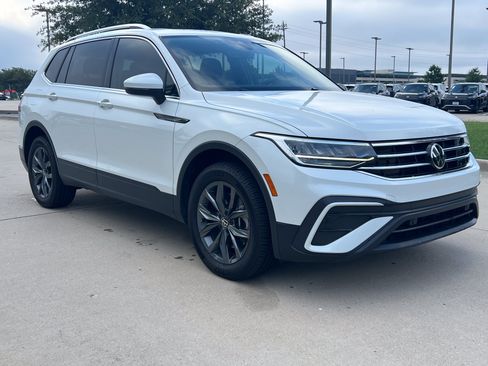 Used 2023 Volkswagen Tiguan SE w/ Panoramic Sunroof Package FWD image 2