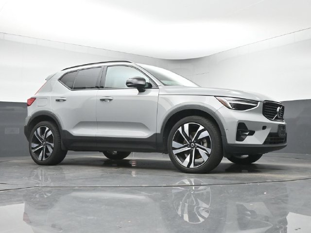 Used 2024 Volvo XC40 B5 Plus w/ Protection Package Premier AWD/4WD image 10