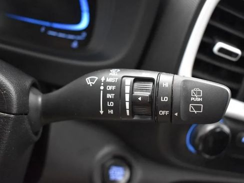 Used 2025 Hyundai Venue Limited image 26